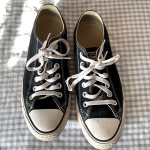 Black low cut converse SIZE 8.5